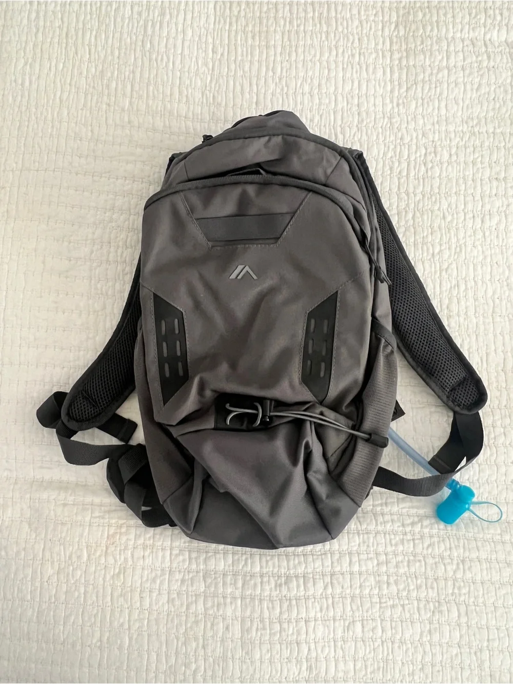 Quest 2L Hydration Backpack in Gray